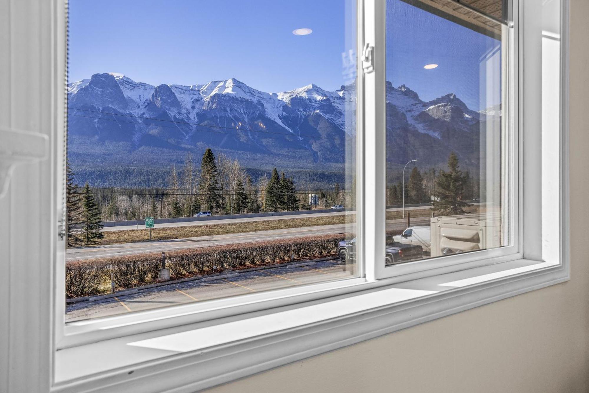 B212 Hot Tub, Ac X3, Parking, 2 Min To Banff Gate Apartment Канмор Екстериор снимка