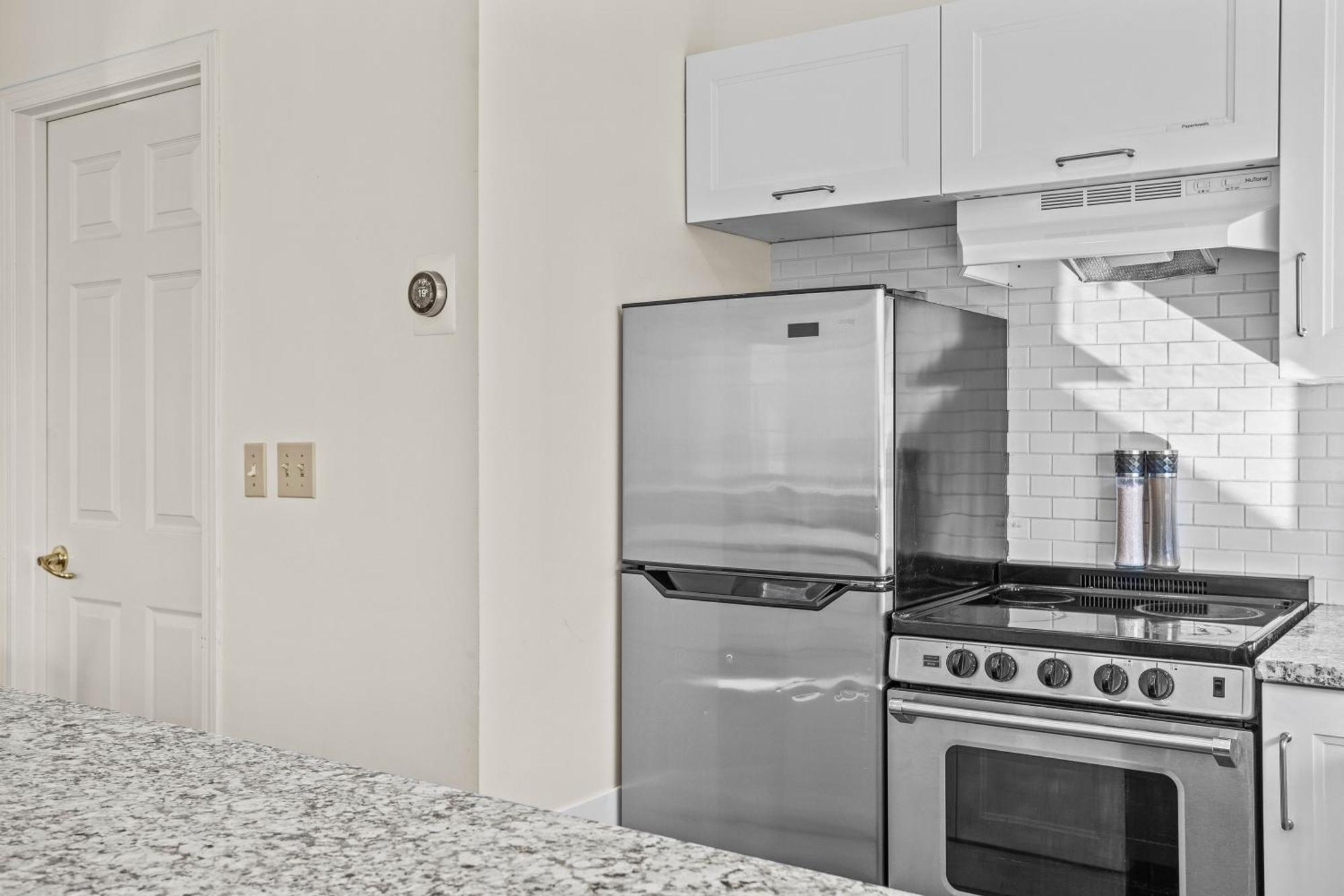 B212 Hot Tub, Ac X3, Parking, 2 Min To Banff Gate Apartment Канмор Екстериор снимка